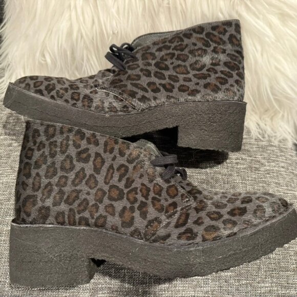 Clarks Originals Arisa Desert Boots – Gray Leopard Haircalf Leather – Size 8.5 - Picture 3 of 9